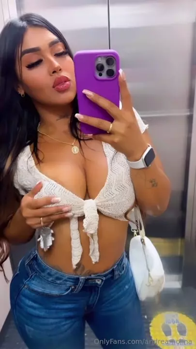 Bold and full of sensuality, Andreamolina films a video in the mirror